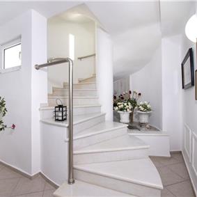 4 bedroom villa with pool close to beach on Akrotiri peninsula, sleeps 8
